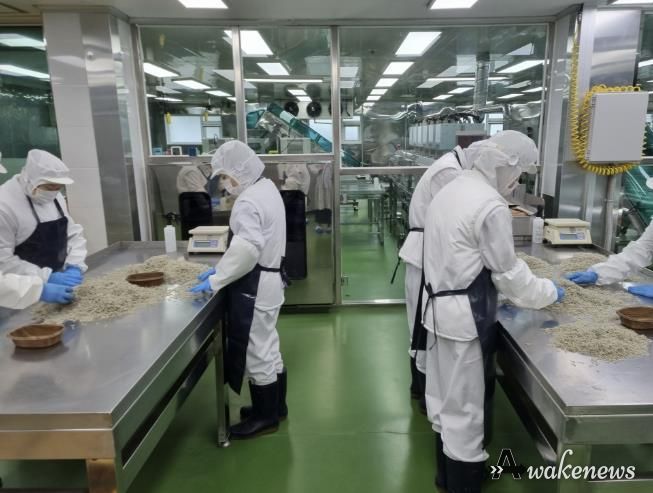 수산물 공급업체에서 학교급식 공급 예정인 식자재를 확인하고 있다.