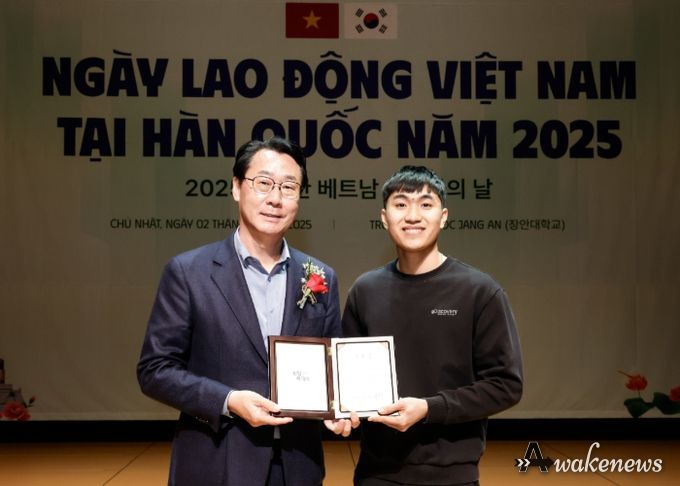 정명근 화성특례시장이 수상자와 함께 기념촬영을 하고있다