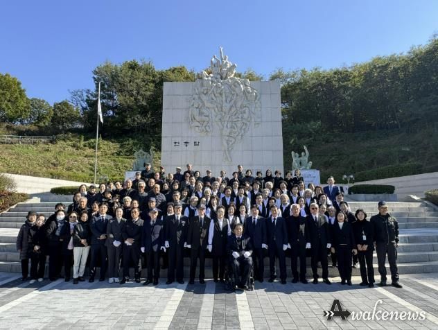 추모제에 참석한 부천시 보훈단체장이 기념 촬영을 하고 있다.