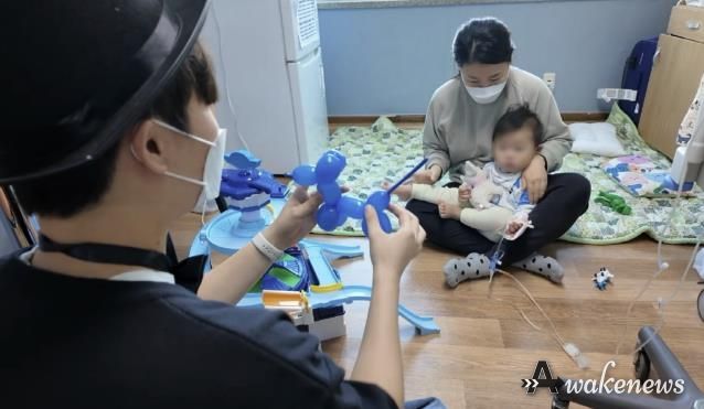 마술동아리 마피아가 소아병원 어린이를 대상으로 마술쇼를 펼치고 있다.