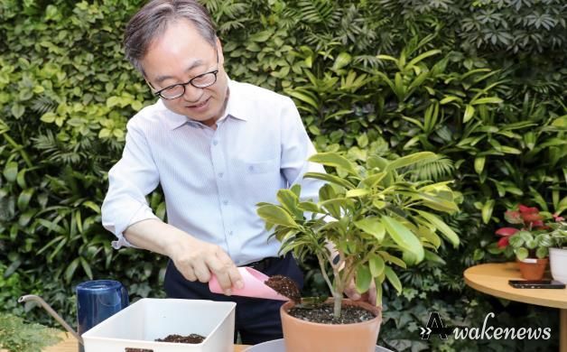 유성훈 금천구청장이 금천정원지원센터에서 화분에 흙을 채워주며 식물을 돌보고 있다