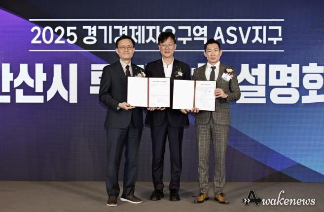 이민근 안산시장(가운데)이 지난 6일 일산 킨텍스에서 대덕전자, (주)MTI 관계자와 투자의향서를 체결하고 기념촬영을 하고 있다.