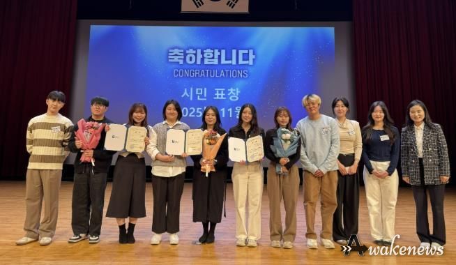 혁신나래연구단 우수과제 수상 팀이 수상 후, 기념사진을 촬영하고 있다.