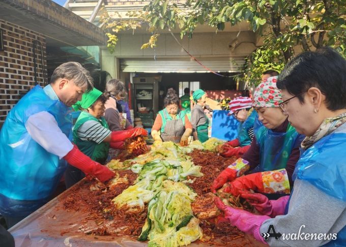 남양주시 오남읍 새마을부녀회, 따뜻한 나눔 실천 ‘사랑의 김장 담그기’