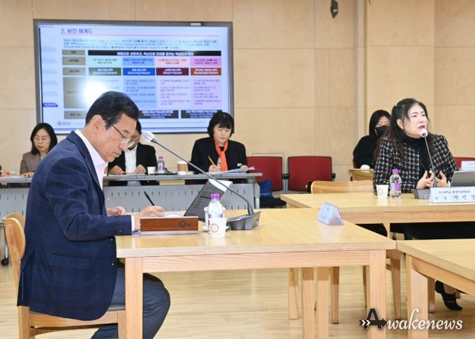 11월 6일 시청 상황실에서 열린 하남시 평생교육 중장기 발전계획 중간보고회에서 이현재 하남시장을 비롯한 관계자들이 회의에 참여하고 있다.