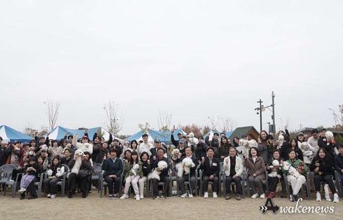 8일 미사아일랜드 펫존에서 열린 ‘2025 하남시 반려동물 문화축제’에서 반려인과 반려견들이 기념촬영을 하고 있다.