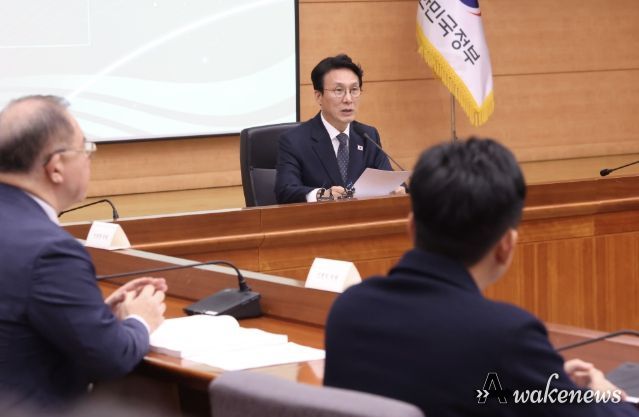 김민석 국무총리가 10일 세종대로 정부서울청사에서 열린 2050 탄소중립녹색성장위원회 제5차 전체회의를 주재하고 있다.