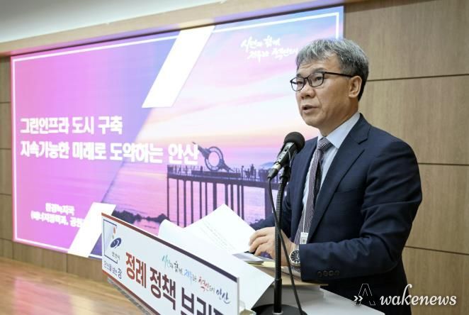 김민 환경녹지국장이 11일 오전 시청 제1회의실에서 열린 언론브리핑을 통해 노후 공원 리뉴얼 사업 추진에 대해 설명하고 있다.