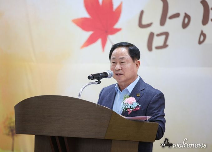 주광덕 시장이 2025년 남양주시 농업인의 날 기념 행사에서 격려사를 전하고 있다.