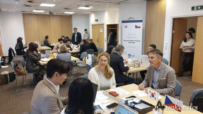 수원시 케데헌 개척단에 참가한 기업인들이 11일(현지시각) 체코에서 현지 바이어와 상담하고 있다.