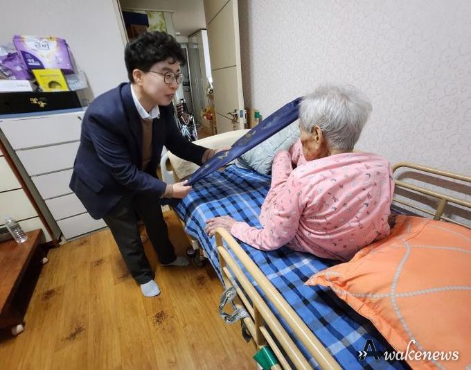 오산시 대원2동, 100세 어르신께 '청려장' 전달