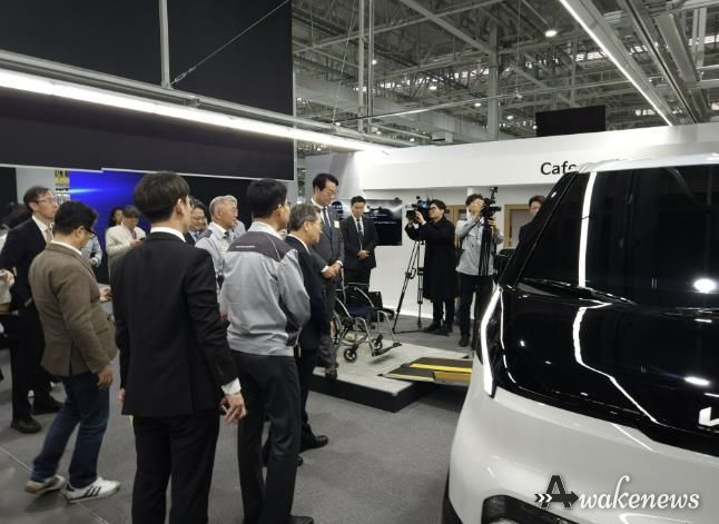 정명근 화성특례시장이 기아 오토랜드 화성에서 시타 PV5에 대한 설명을 듣고 있다