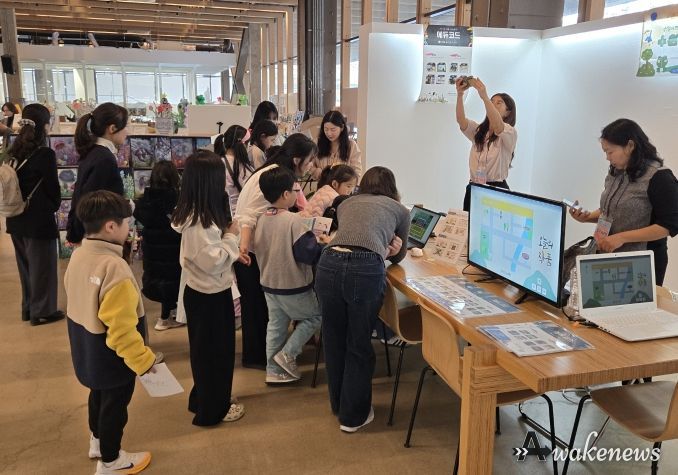 111CM 라운지에서 전시회 참여자들이 전시회를 관람하고 있다.