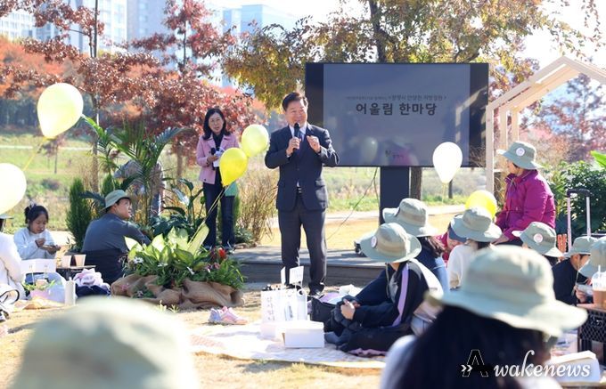 박승원 광명시장이 지난 15일 안양천 지방정원 시범구간에서 개최한 '정원 어울림 한마당'에 참석해 인사말을 하고 있다.