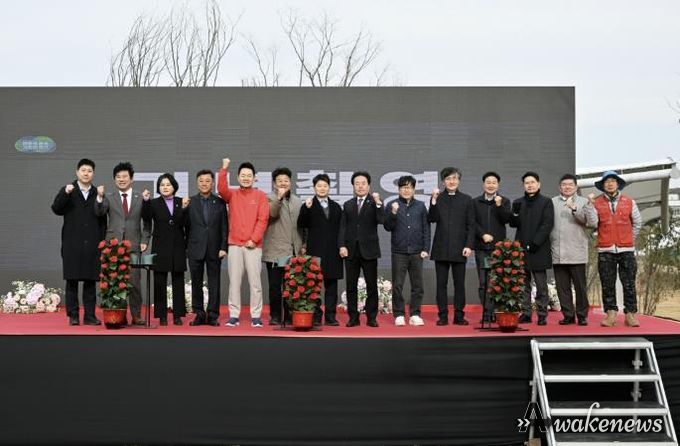 허남석 안산시 부시장(왼쪽 일곱번째)이 17일 ‘경기지방정원 새로숲 조성’ 착공식에서 참석자들과 함께 기념촬영을 하고 있다.
