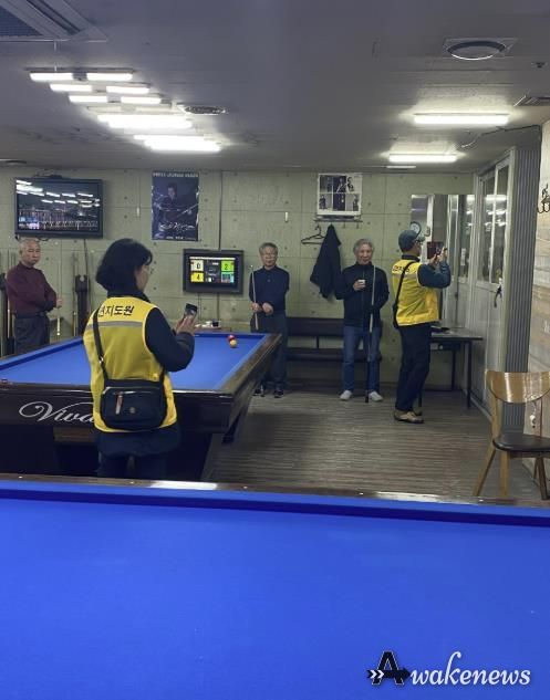 담당 공무원과 금연 지도원이 합동 단속을 하고 있다.