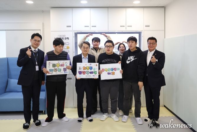 20일 오전 김동연 경기도지사가 파주 최중증 발달장애인통합돌봄센터 1호점을 방문해 최중증 발달장애인 낮 활동 참여 및 소통을 마치고 기념촬영을 하고있다.