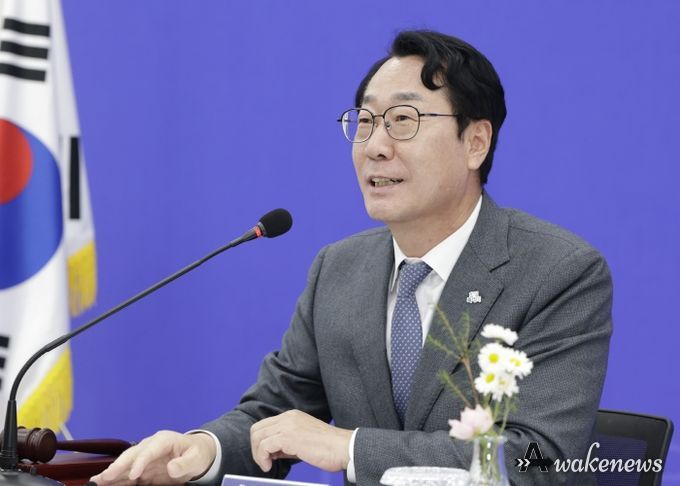 정명근 화성특례시장이 대한민국특례시시장협의회장 자격으로 회의를 주재하고 있다