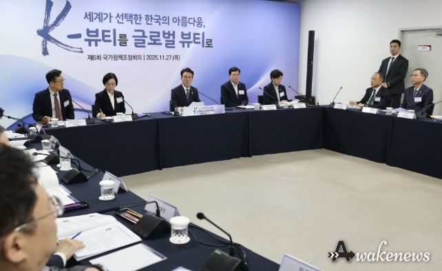 김민석 국무총리가 27일 충북 음성군 코스메카코리아에서 열린 국가정책조정회의를 주재, 모두발언을 하고 있다.