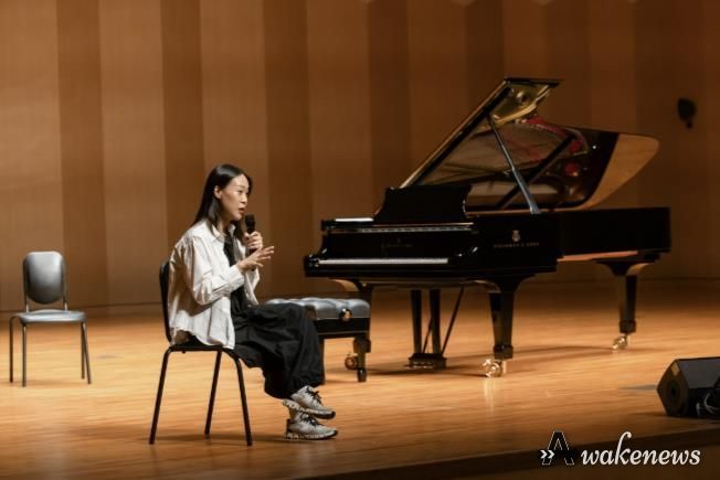 마스터클래스에서 고양예고 학생들의 질문에 답변하는 피아니스트 손열음