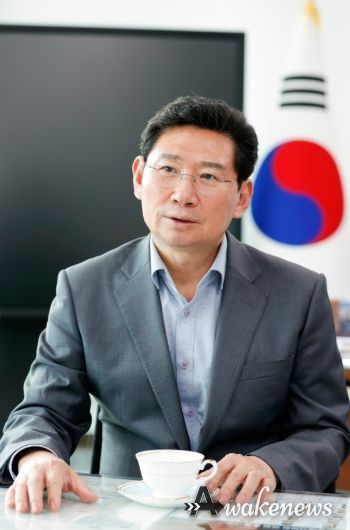 이상일 용인특례시장은 지난 8월 13일 구윤철 기획재정부 장관에게 서한문을 보내 '용인 첨단시스템반도체 클러스터 국가산업단지'에 토지를 수용당한 이주민을 위한 지원책 마련을 건의했다