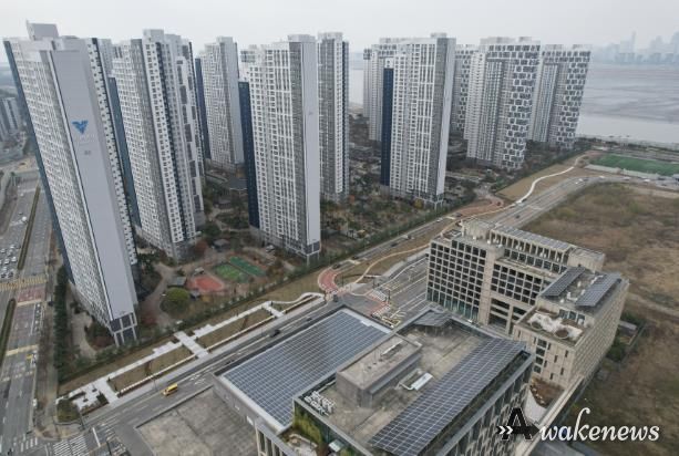 서울대 시흥캠퍼스(우측)와 아파트 사이 부지에 조성된 배곧 도시숲 전경