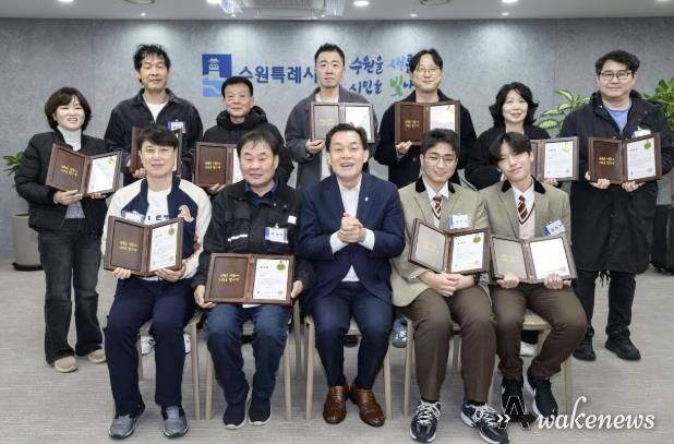 이재준 수원시장과 모범시민 표창을 받은 시민들이 기념촬영을 하고 있다.