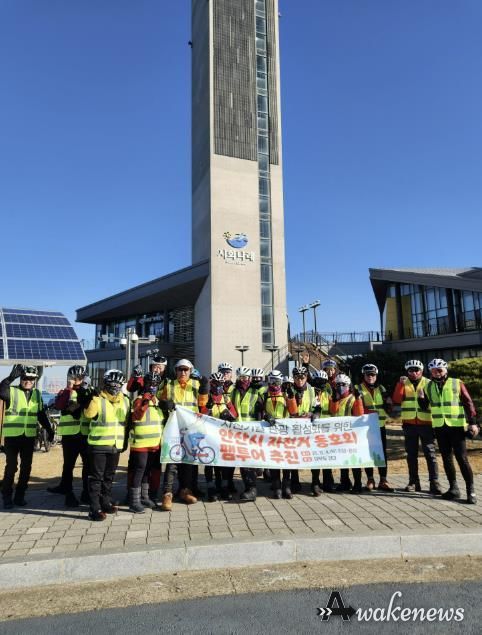 안산시 자전거 동호회 회원들이 4일 대부도 일대에서 자전거길 관광 활성화를 위한 팸투어를 진행하고 함께 기념촬영을 하고 있다.