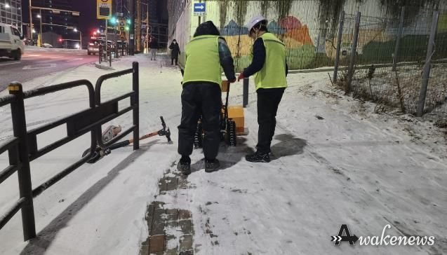 보행로 제설작업 현장 모습