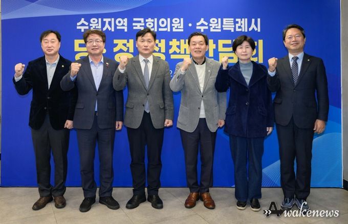 김승원(오른쪽부터)·백혜련 의원, 이재준 수원시장, 김영진·염태영·김준혁 의원이 함께하고 있다.