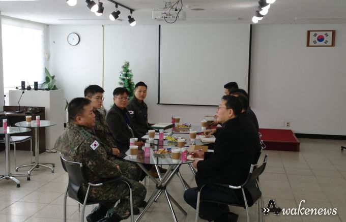 지난 4일 안전환경국장을 비롯한 관계 직원들이 관내 1항공여단을 방문해 여단장 등 부대 관계자와 헬기 소음 저감 조치에 대해 면담을 하고 있다.