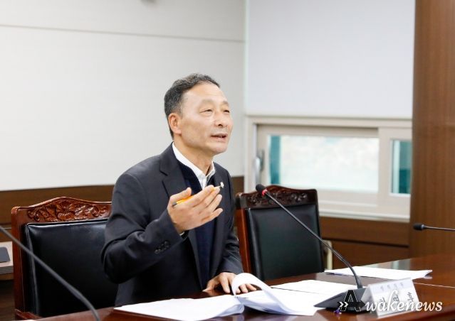 한명훈 의원이 지난달 25일 제300회 제2차 정례회 도시환경위원회에서 자신이 대표 발의한‘안산시 가로등 및 보안등 설치·관리 조례안’에 대해 설명하고 있다.