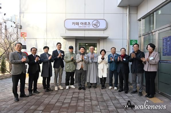 김동근 시장이 12월 8일 송산3동 공공복합청사 1층 주민 공유공간 개소식에서 관계자들과 기념사진을 찍고 있다.