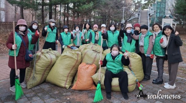 광명시 소하1동 새마을지도자협의회와 새마을부녀회는 지난 8일 주민의 안전과 쾌적한 보행 환경 조성을 위해 구름산초등학교 후문과 운산고등학교 등교길 일대에서 환경정화 활동을 진행했다.