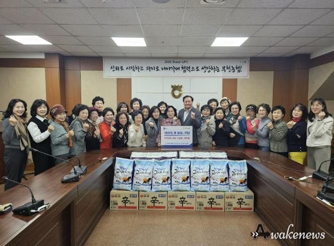 지난 9일 부천농협 여성회 여성대학에서 700만 원 상당의 식료품 및 생활용품을 기탁했다.