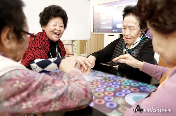 스마트 터치 테이블로 게임을 즐기는 모습