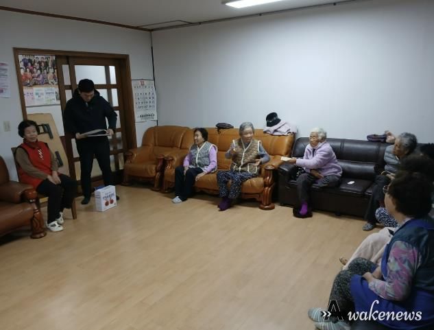 안산시 식품위생감시원이 관내 경로당 노인을 대상으로 허위·과대광고 피해 예방 순회 교육을 진행하고 있다.