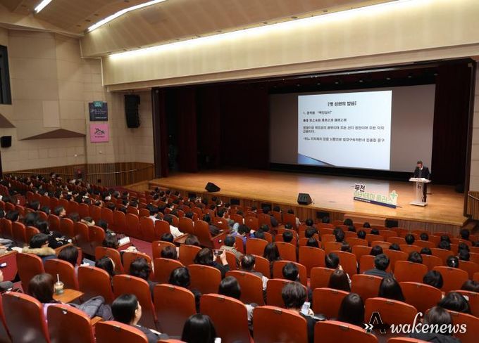 문형배 전 헌법재판관이 시청 어울마당에서 강연하고 있다.