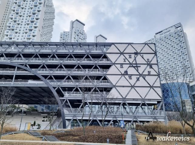 동탄호수공원 주차타워 벽시계(주간)