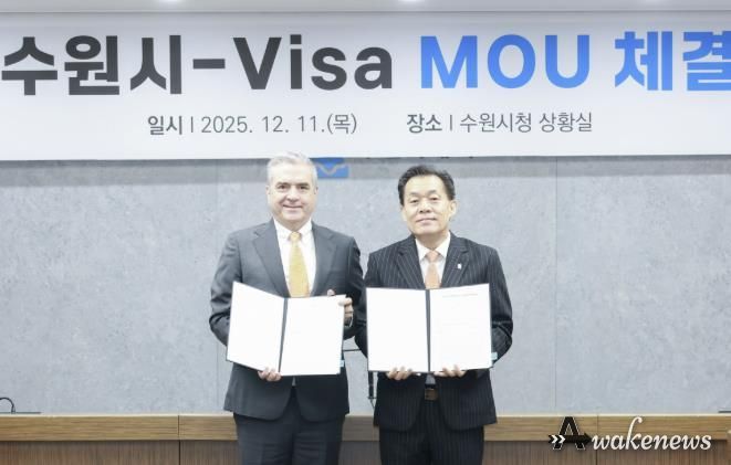 이재준 수원시장(오른쪽)과 패트릭 스토리 비자 코리아 사장이 협약 체결 후 함께하고 있다.