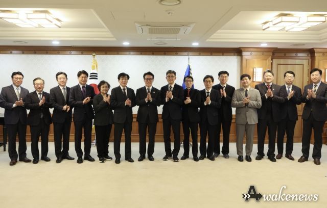 김민석 국무총리가 11일 세종대로 정부서울청사에서 의료혁신위원회 민간위원에게 위촉장을 수여하고 있다.