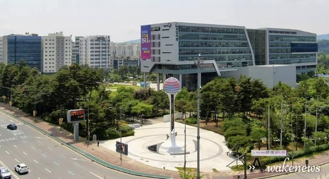 현충탑이 보이는 성남시 중원구 여수동 시청 전경(여수·성남대로 교차로 쪽)