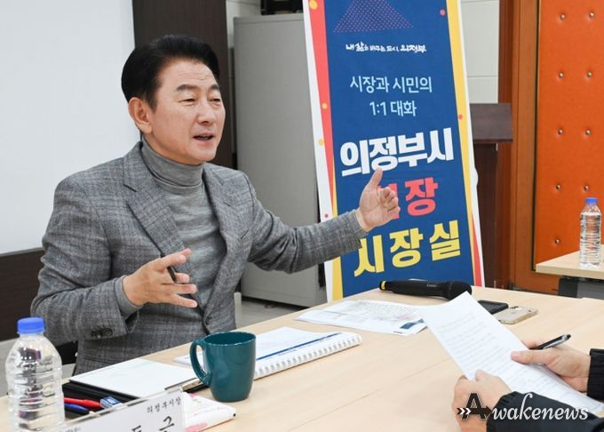 김동근 시장이 12월 12일 신곡2동 주민센터 현장시장실에서 시민과 소통하고 있다.