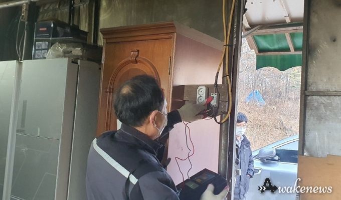 지난 11일 특별점검반이 관내 주거용 및 창고용 비닐하우스를 대상으로 화재 예방 점검을 하고 있다.