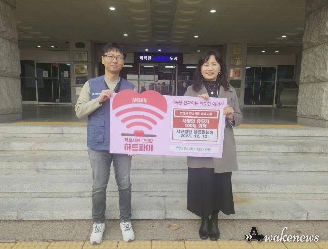 이경숙 복지정책과장(오른쪽)이 12일 (사)글로벌쉐어 관계자로부터 휴대용 유모차 100개(약 2,500만 원 상당)를 기탁받고 기념촬영을 하고 있다.