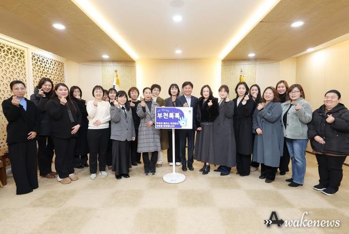 조용익 부천시장이 학부모 폴리스와 기념 촬영을 하고 있다.