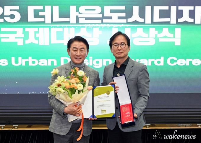 김동근 시장이 12월 12일 ‘더 나은 도시디자인 국제대상’ 시상식에서 ‘도시리더’ 부문을 수상한 뒤 기념사진을 찍고 있다.