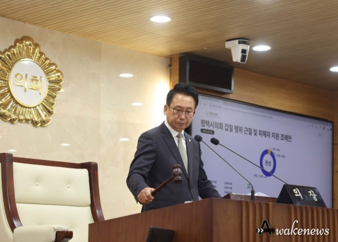 제259회 제2차 정례회 제2차 본회의에서 타봉하는 강정구의장