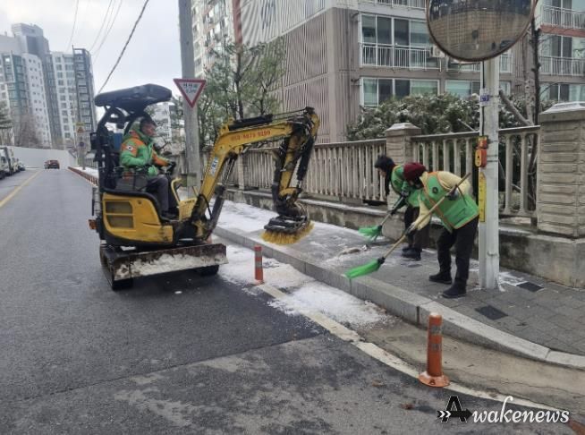 동두천시 불현동 지역자율방재단, 강설 대비 긴급 제설작업 실시