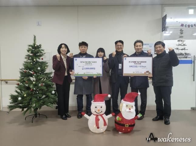 전달식 후 한국추출가공식품업중앙회경기도지부 수원시지회, 대한농산물식품임가공업연합회 수원시지부, 수원시 관계자가 함께하고 있다.